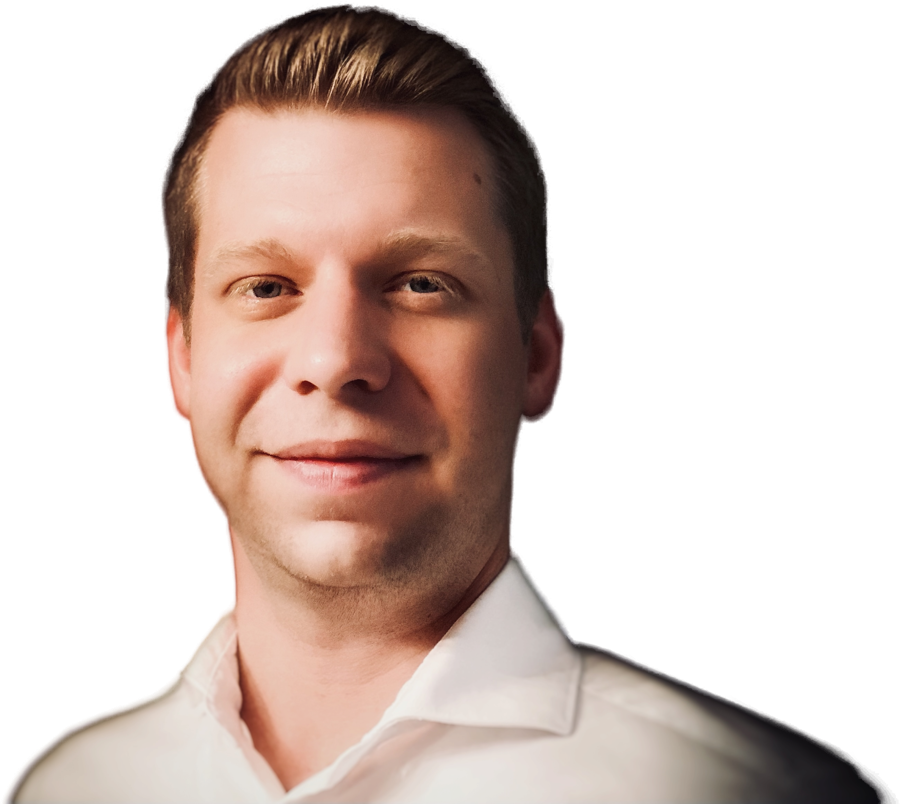 Porträt von Simon Pitschuch, eingetragener Mediator, im weißen Hemd